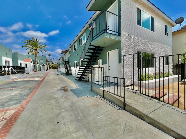 626 N Kingsley #2 Lt Stg - 12.jpeg