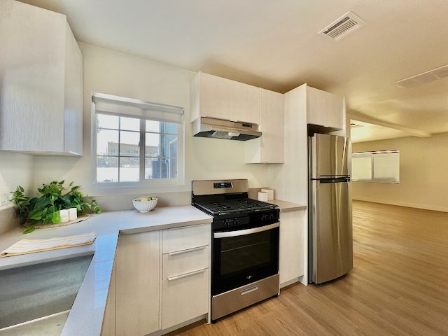 632 1-2 Kingsley Ave - 7.jpeg