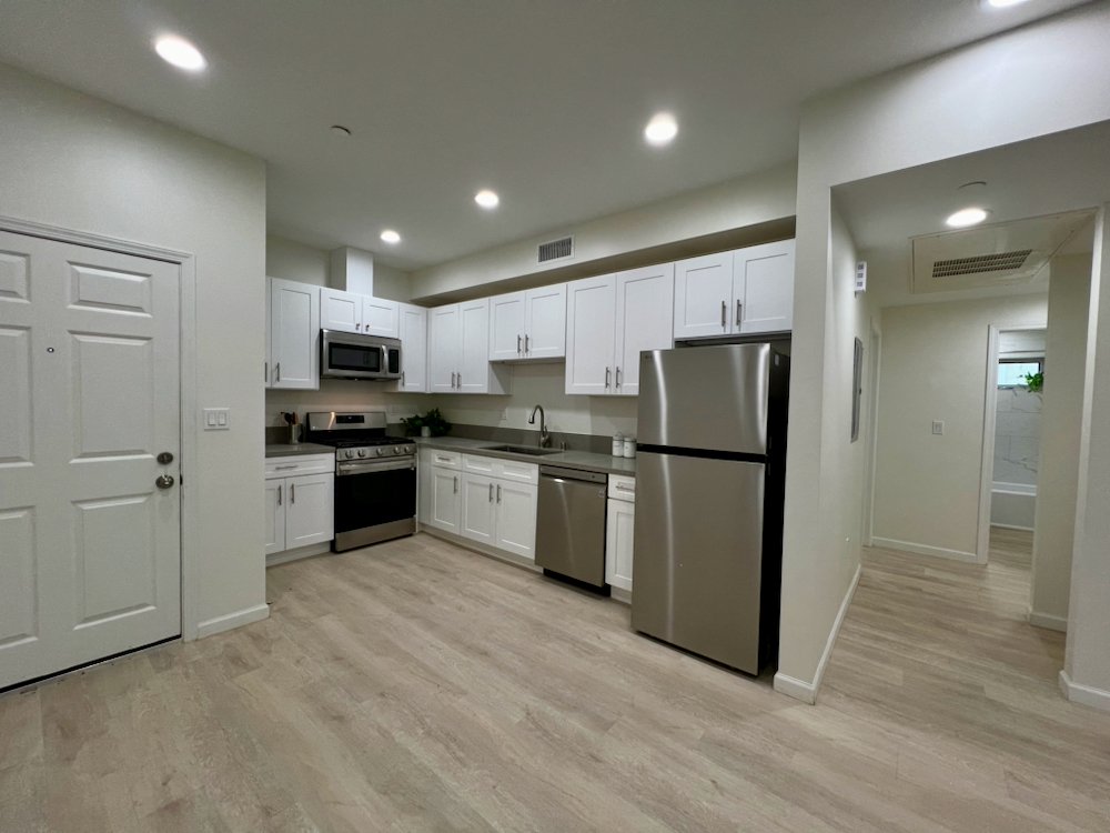 1409 N Hobart Blvd #102 Lt Stg - 2.jpeg
