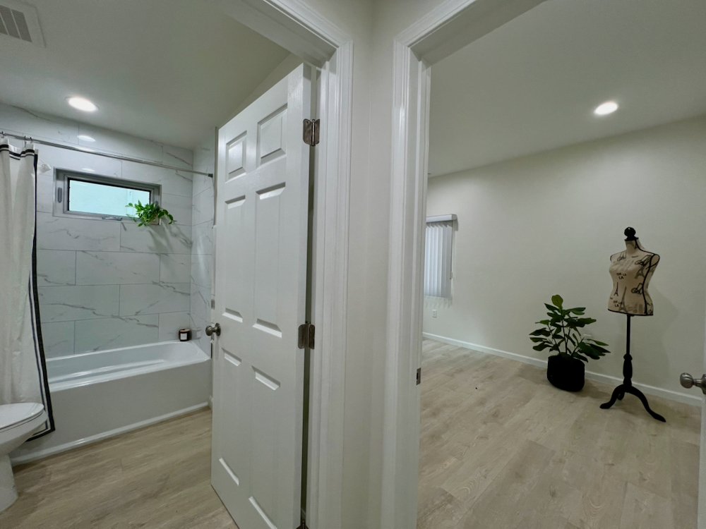1409 N Hobart Blvd #102 Lt Stg - 7.jpeg