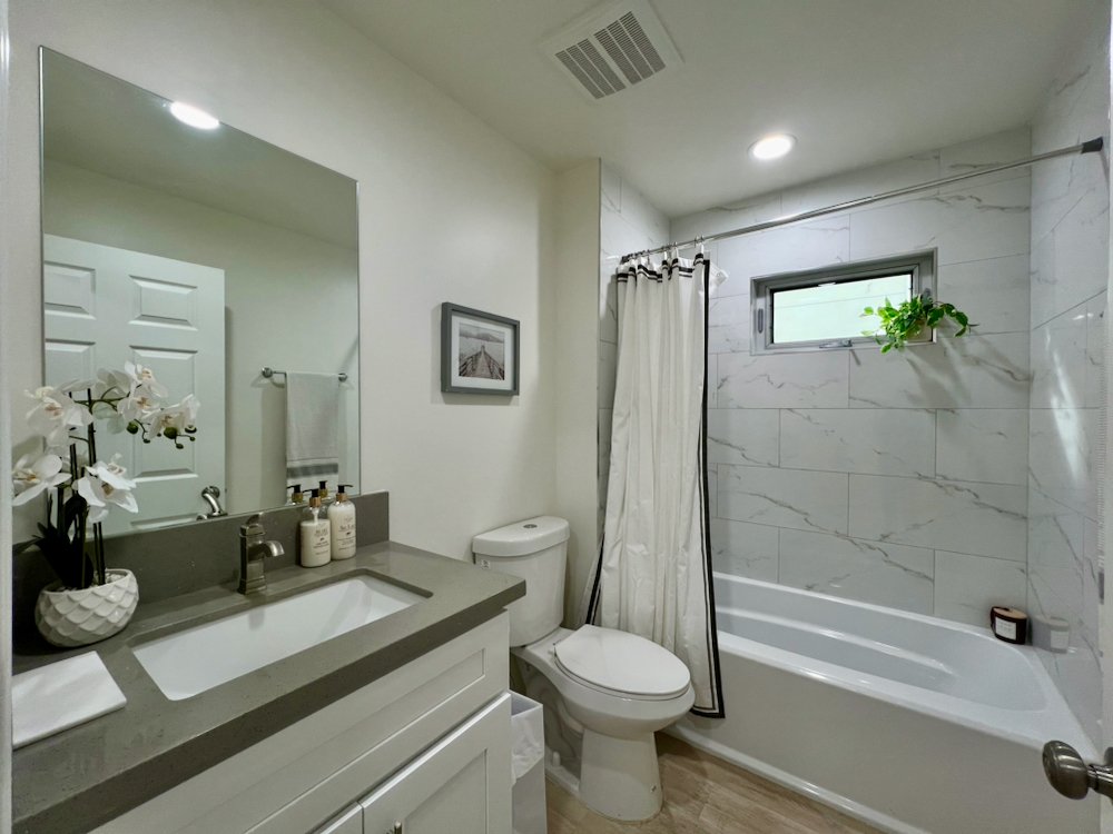 1409 N Hobart Blvd #102 Lt Stg - 8.jpeg