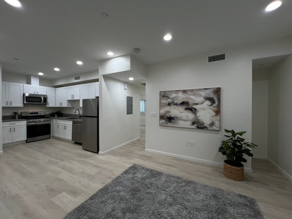 1409 N Hobart Blvd #102 Lt Stg - 11.jpeg