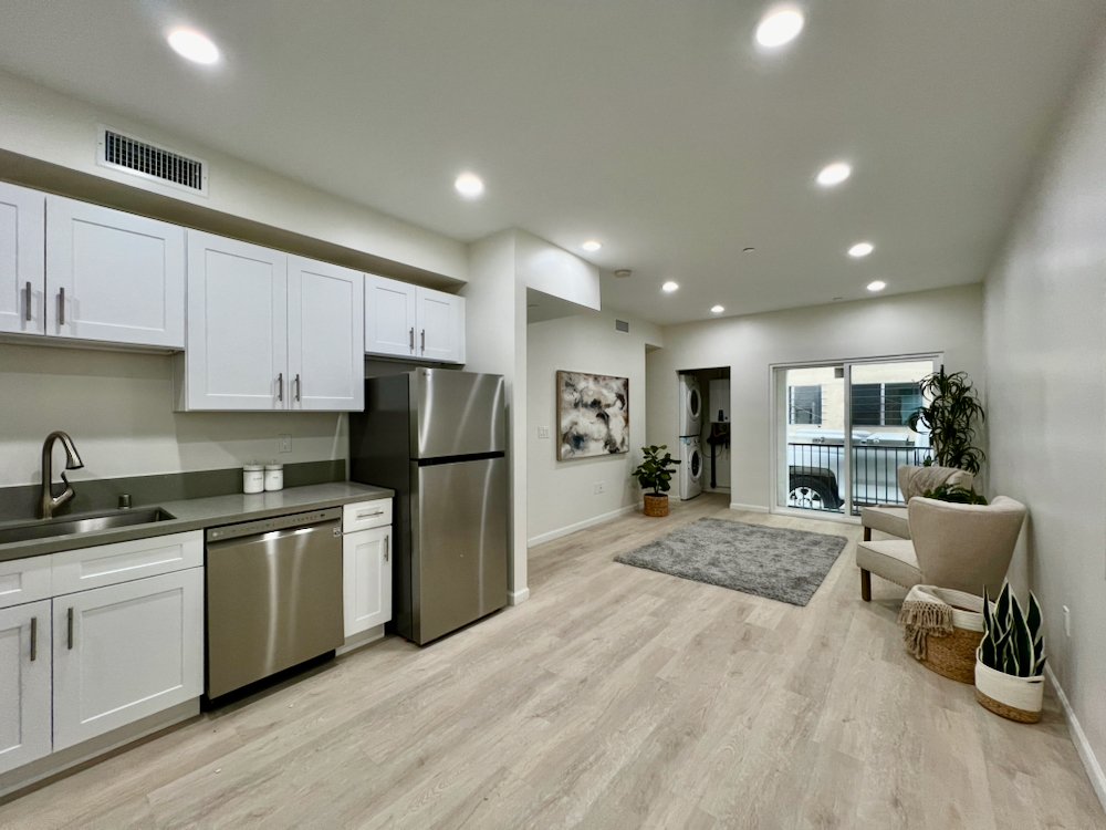1409 N Hobart Blvd #102 Lt Stg - 12.jpeg