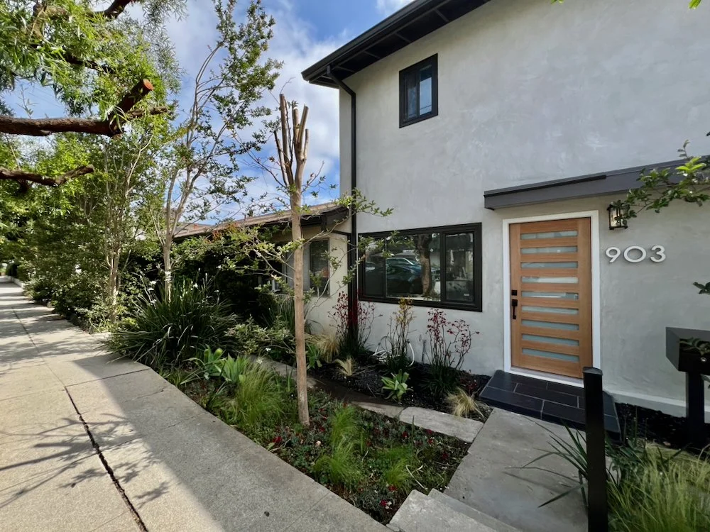 903 S Barrington Ave