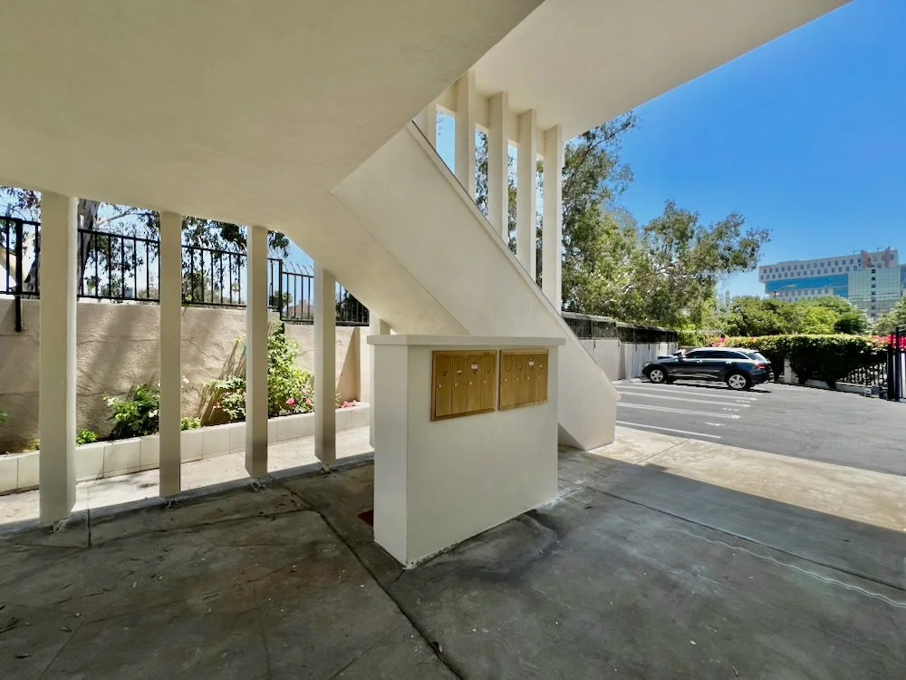 5819 Carlton Way #1 - 13.jpeg