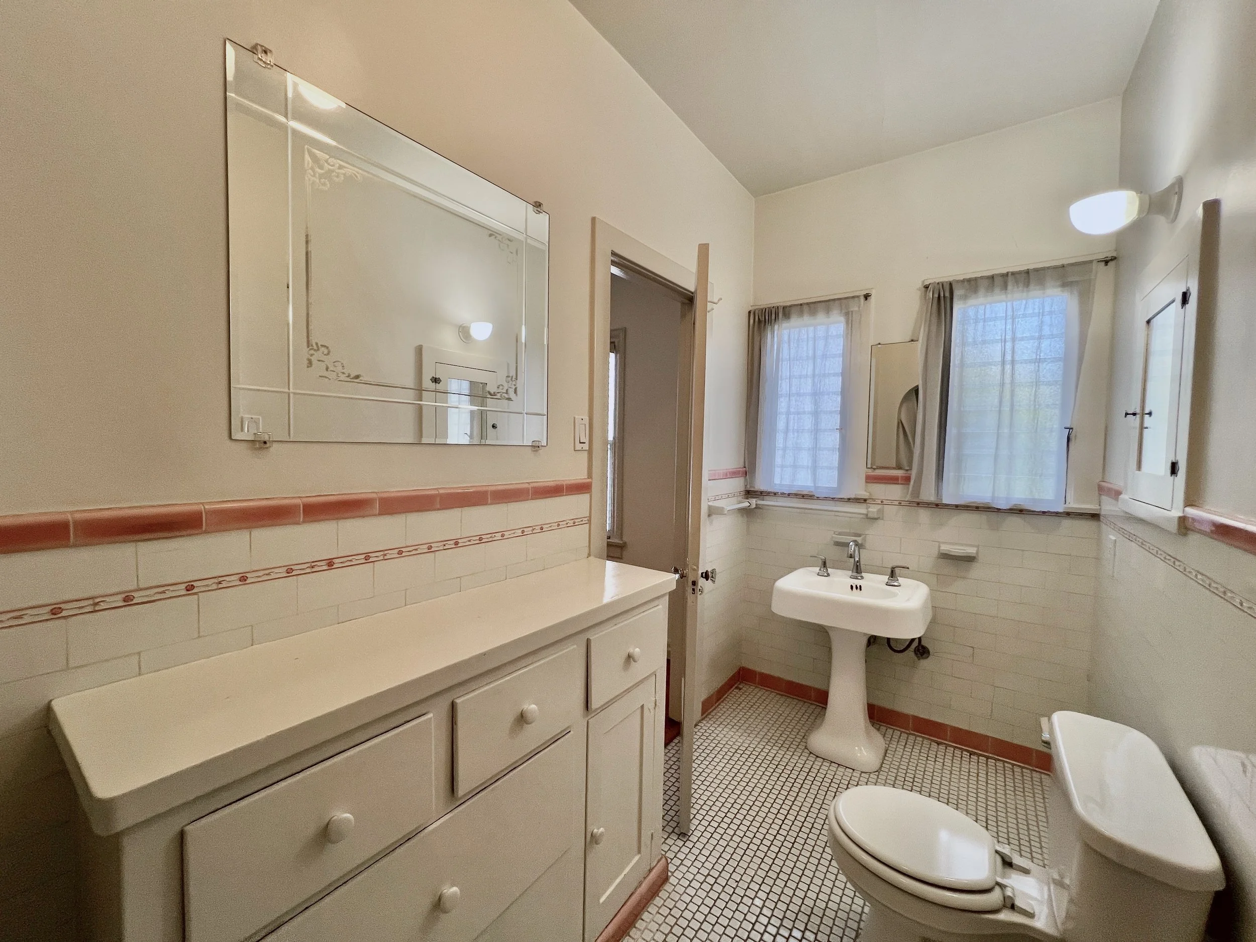 145 N Sycamore Ave - Virtually staged - 15.jpeg