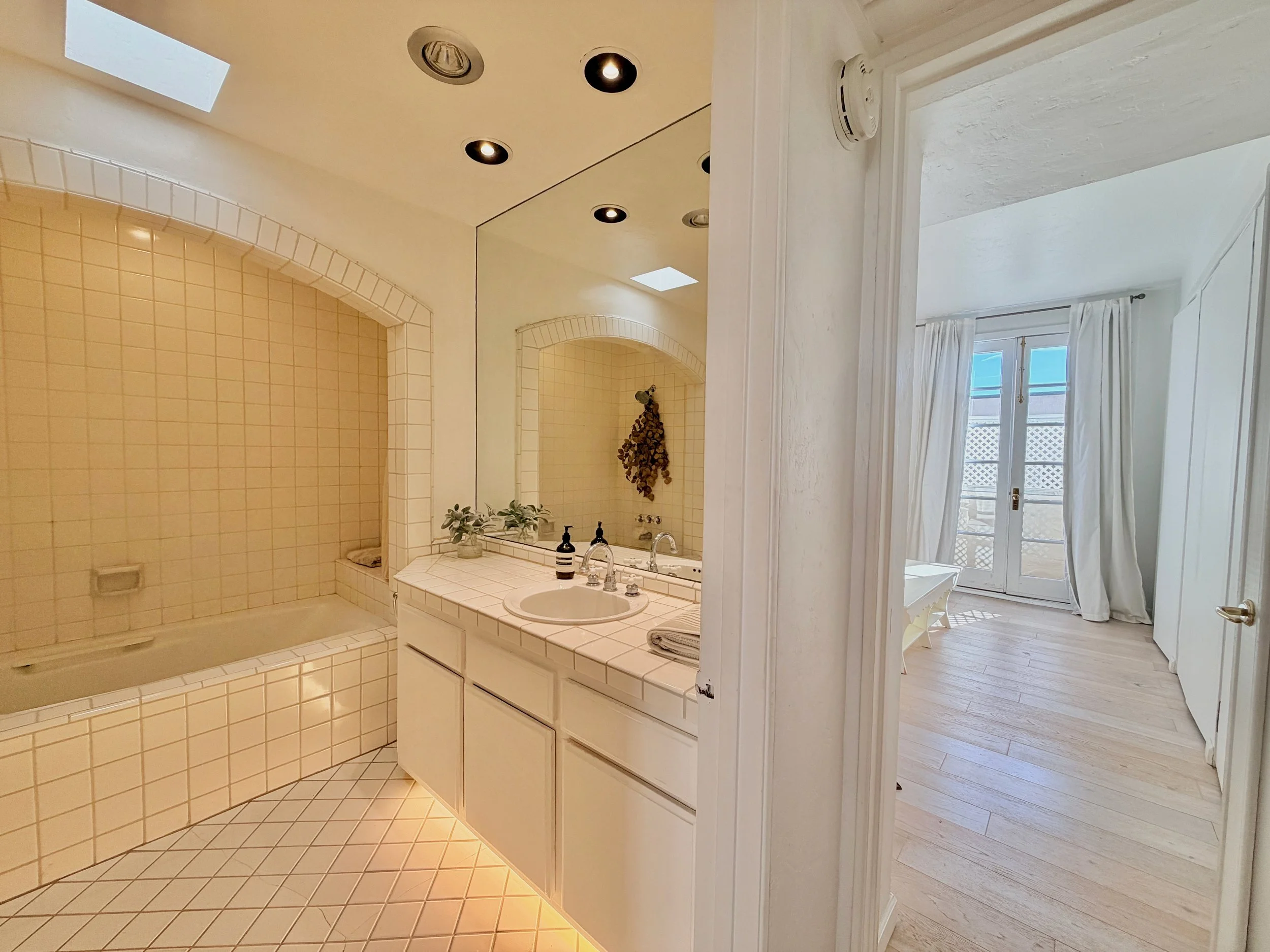 1123 Flores #14 - 9.jpeg