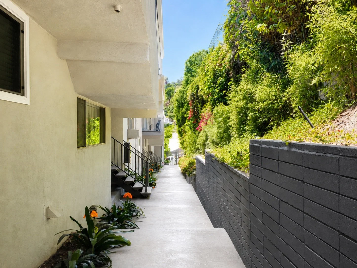 1920 Hillcrest Rd - exterior walkway.jpg