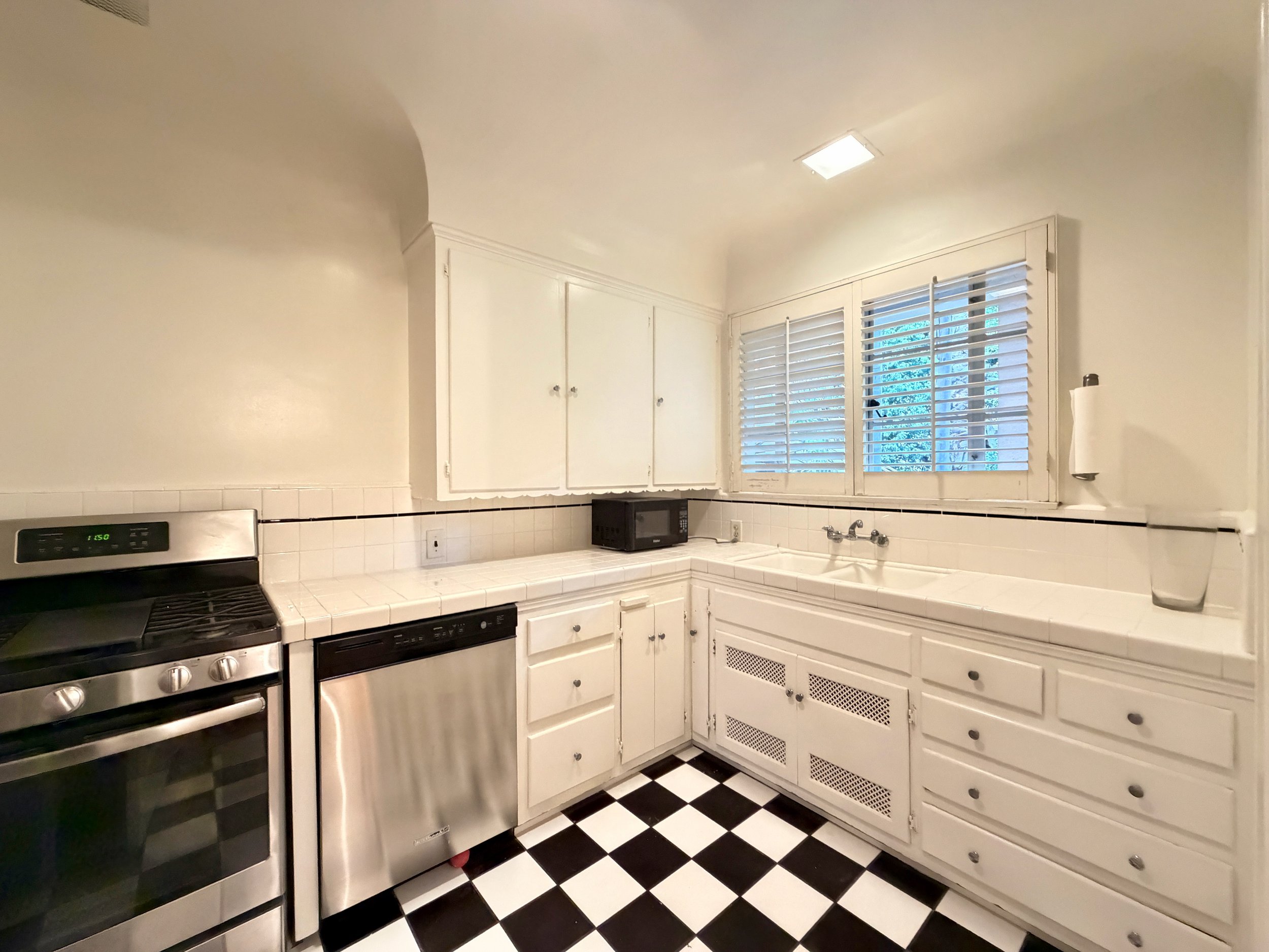 8472 1-2 Fountain Ave - 5.jpeg