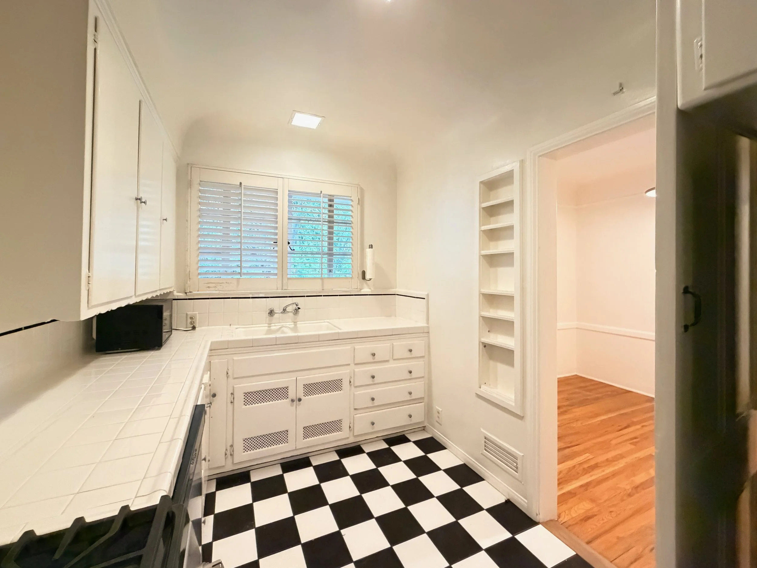 8472 1-2 Fountain Ave - 6.jpeg