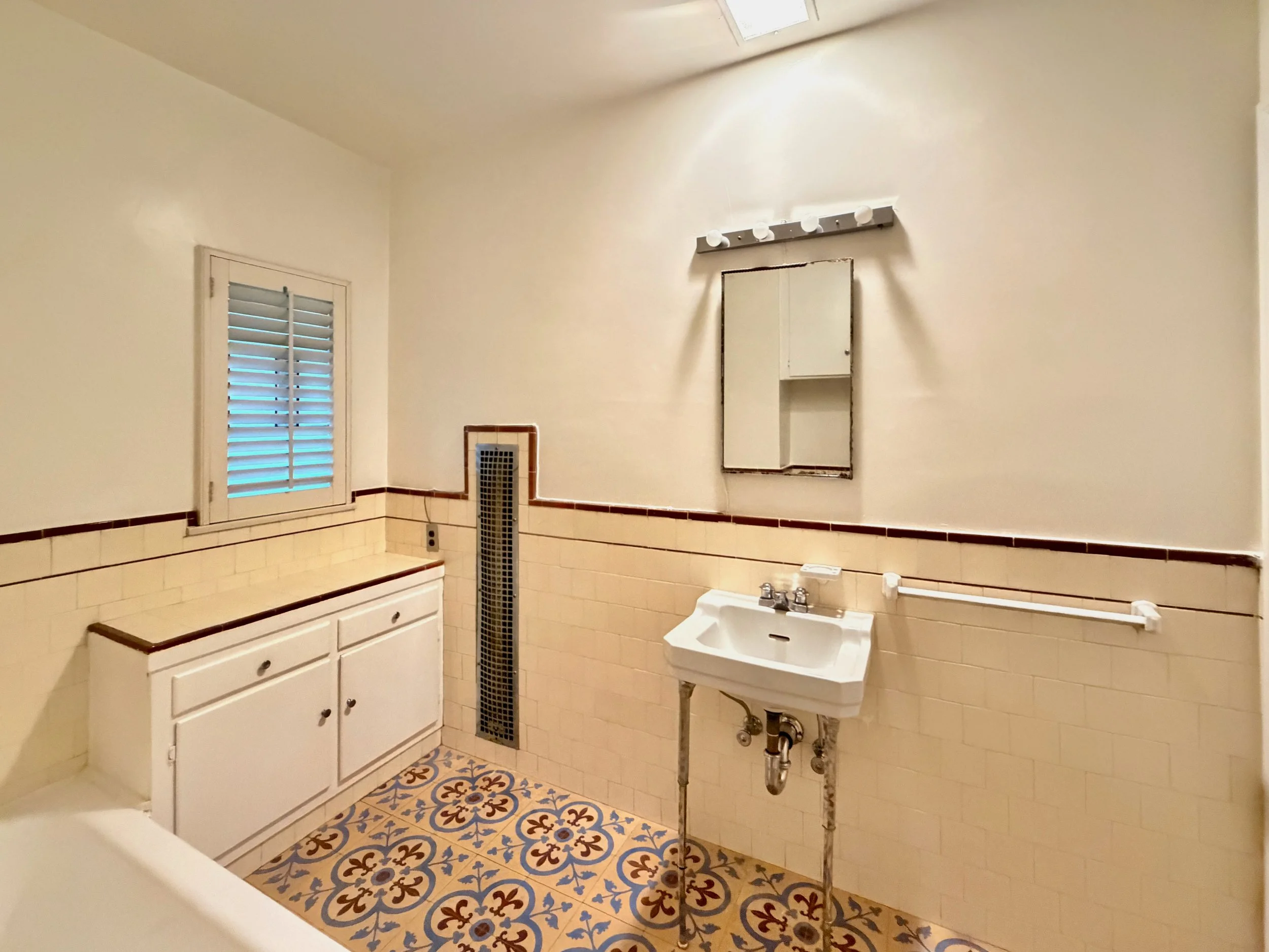 8472 1-2 Fountain Ave - 19.jpeg