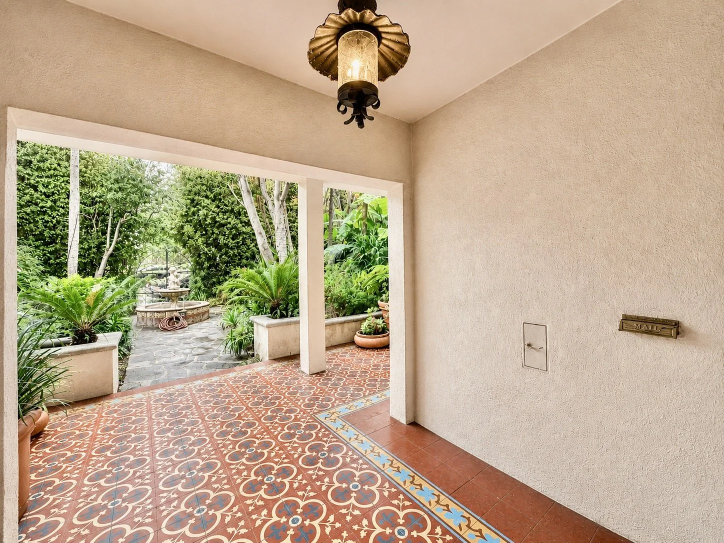 8472 1-2 Fountain Ave - 25.jpeg