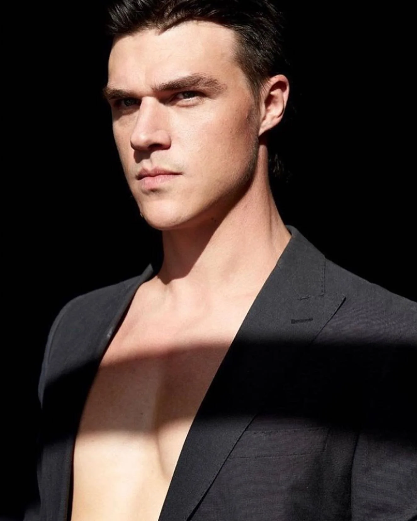 Finn Whittrock 🔪
.
.
.
Check out @finnwittrock on @ratchednetflix 
.
.
Ph: @paulsmithphotography 
Hair &amp; Makeup: #laurengottmakeup
.
.
.