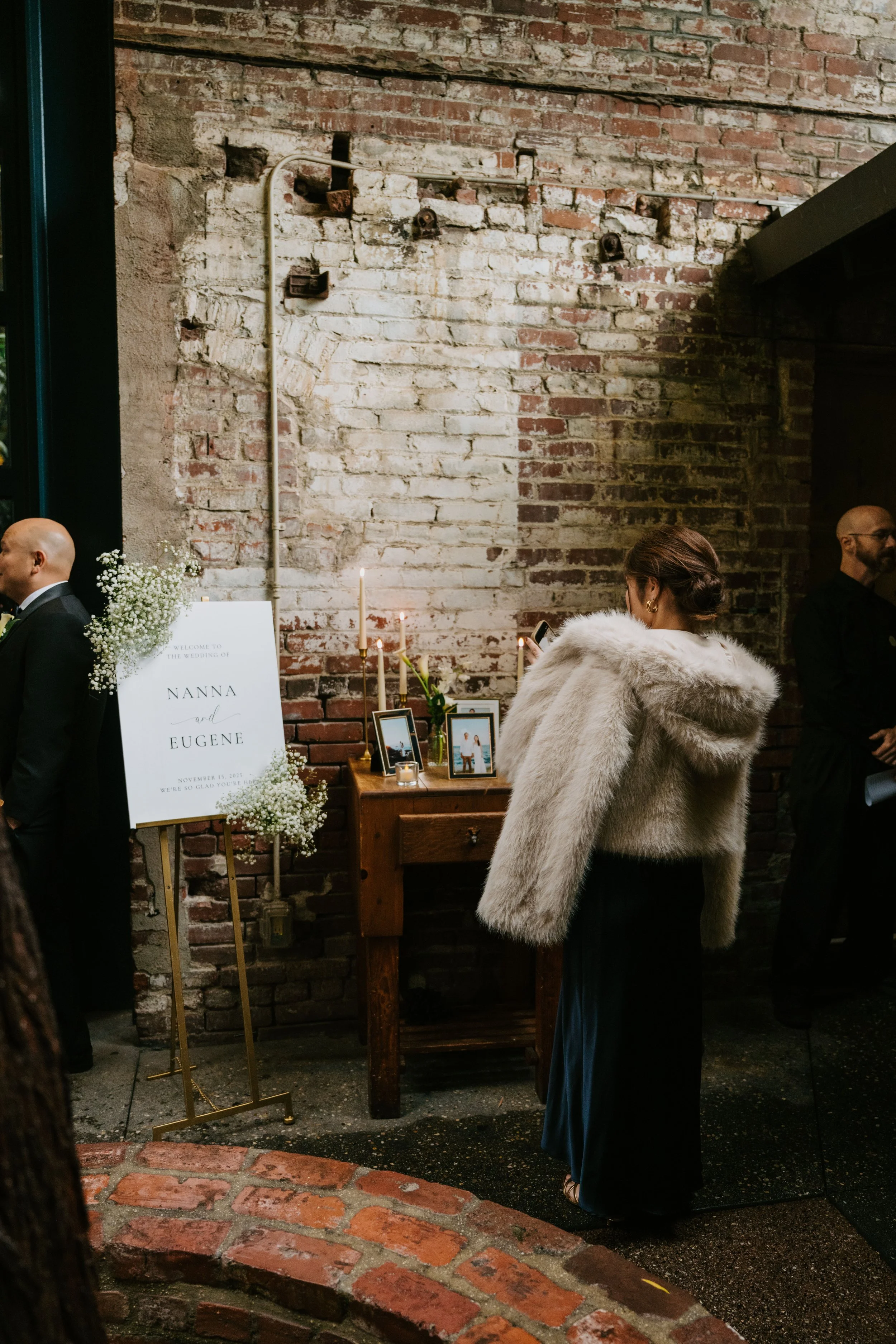 wedding guest arriving at ceremony and looking at sign