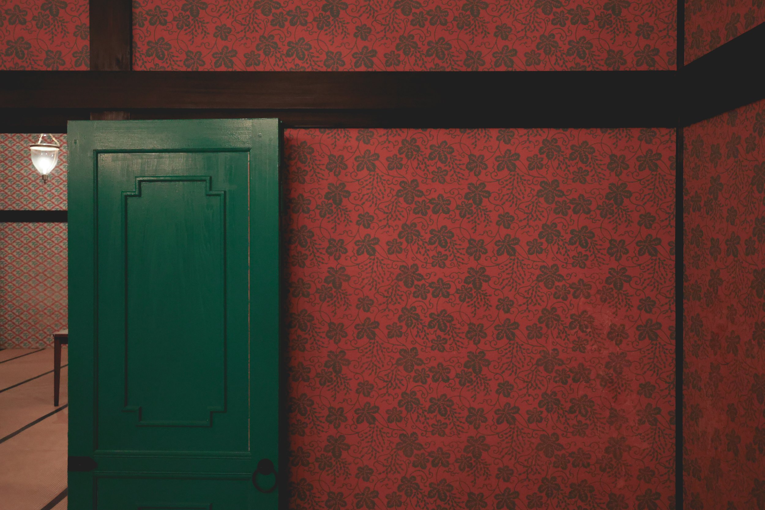 Dejima leaves red wallpaper