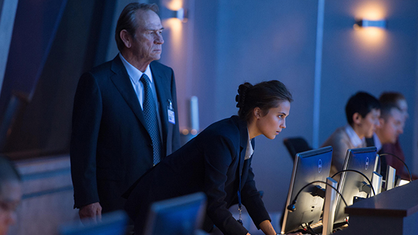 Dewey (Tommy Lee Jones) is practically the same character as the prior old white guys. Luckily Alicia Vikander’s Lee has different motives and character traits than the Bourne-hunters that came before.