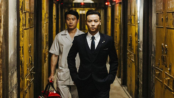 Corrupt warden Ko Hung (Jin Zhang) enjoys music, martial arts, and taking long strolls through the dirty hall of his prison.