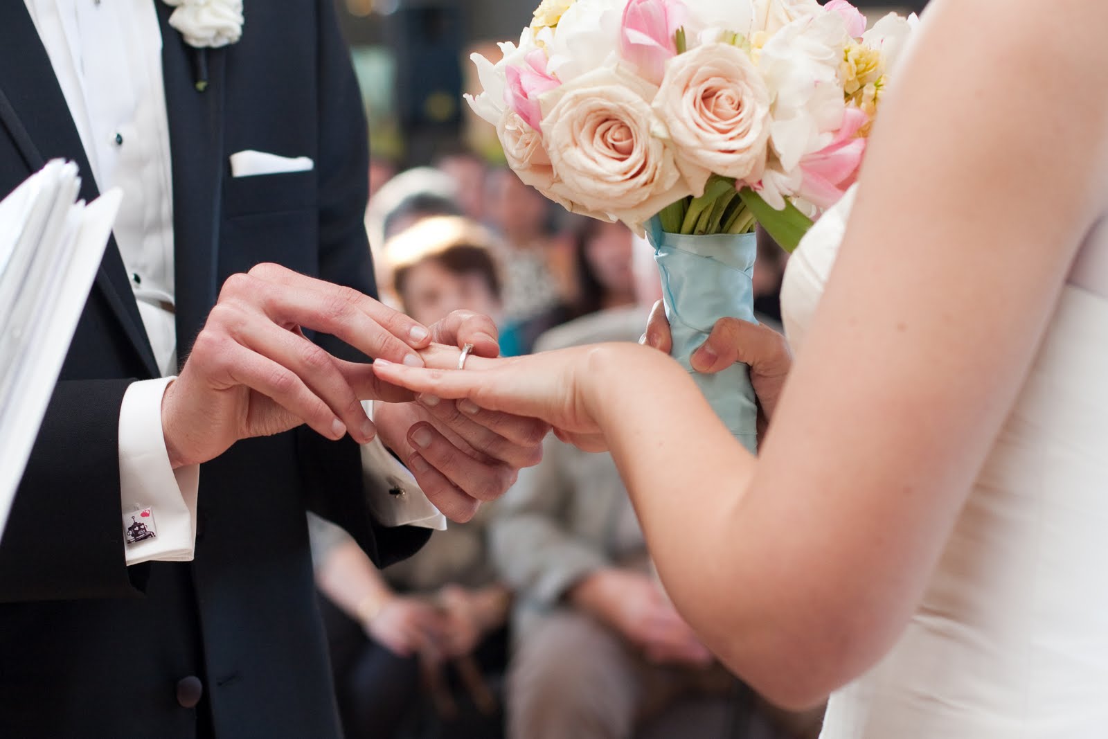 Место брака. Брак. Бракосочетание. Жених одевает кольцо невесте. Свадебные кольца в ЗАГСЕ.