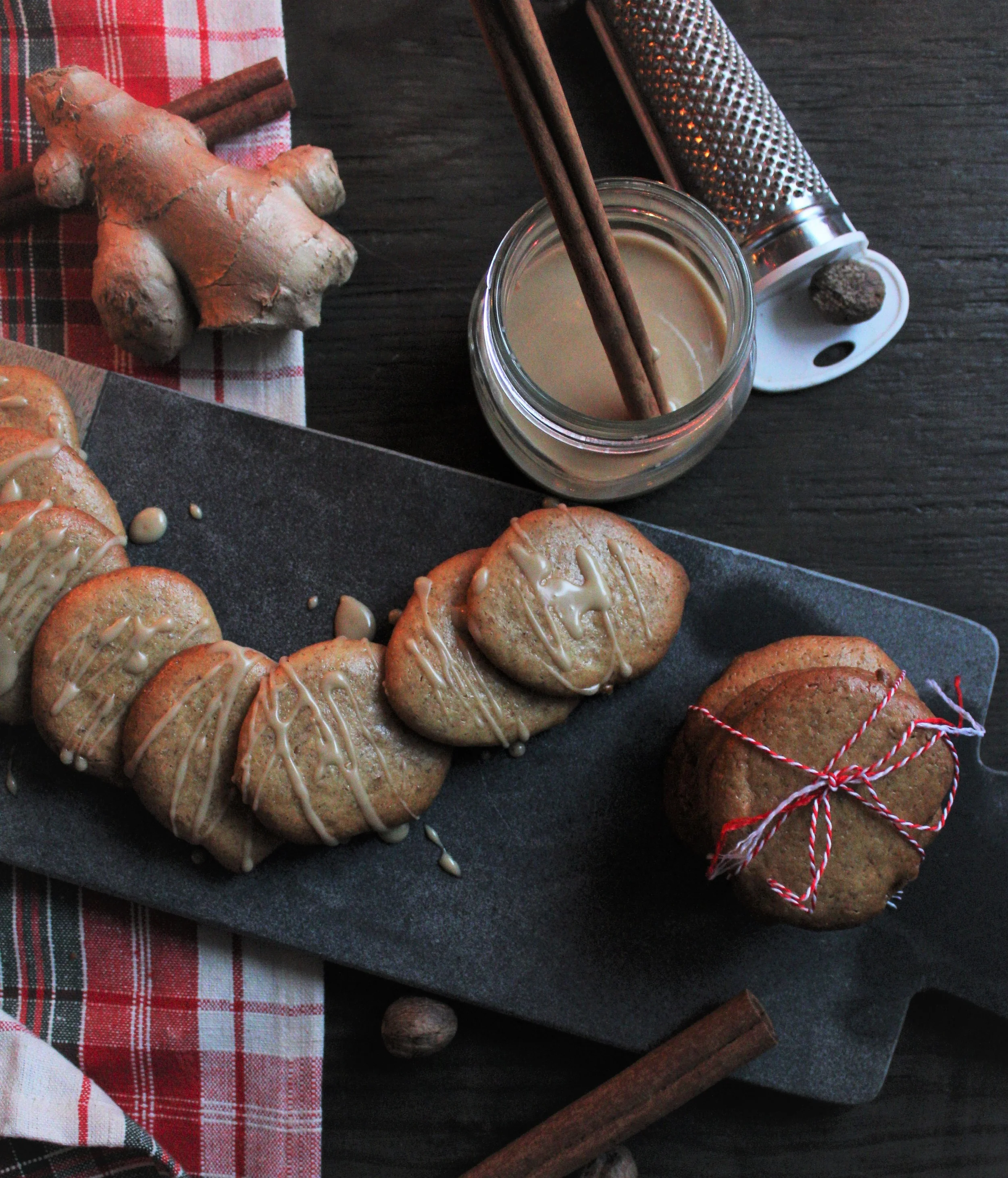MERRY MAPLE GINGERSNAPS // #COOKIEWEEK 2 (GF, VEGAN)
