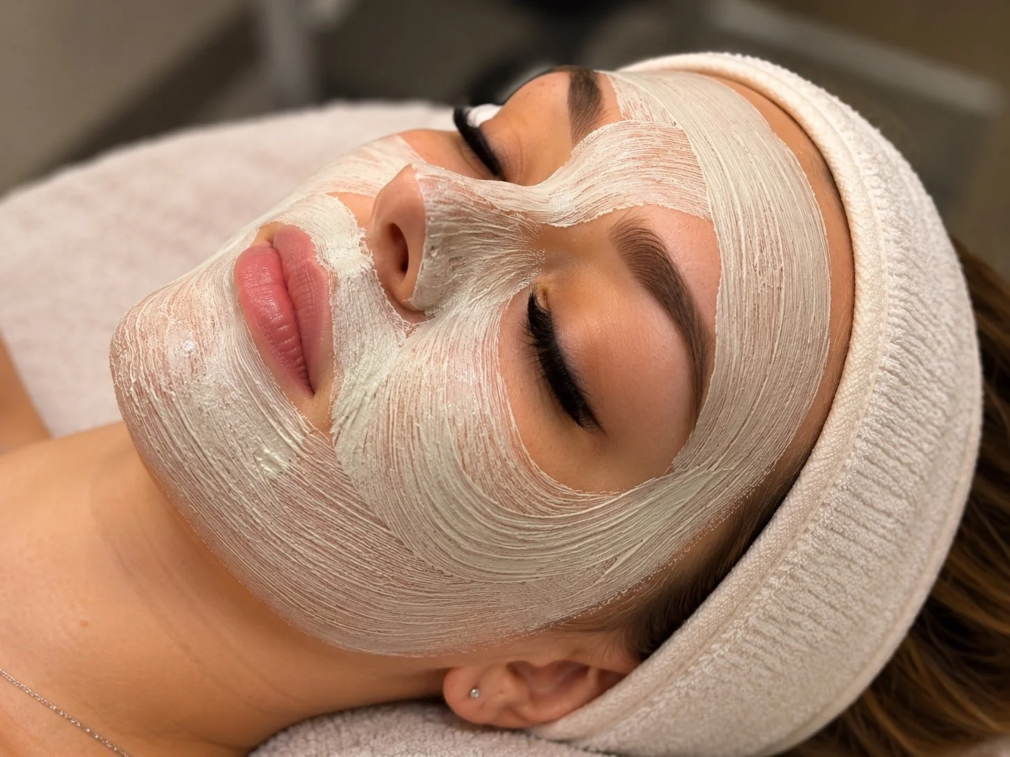 Hudpleiebehandling hos Clinique Emilieanne i Ski