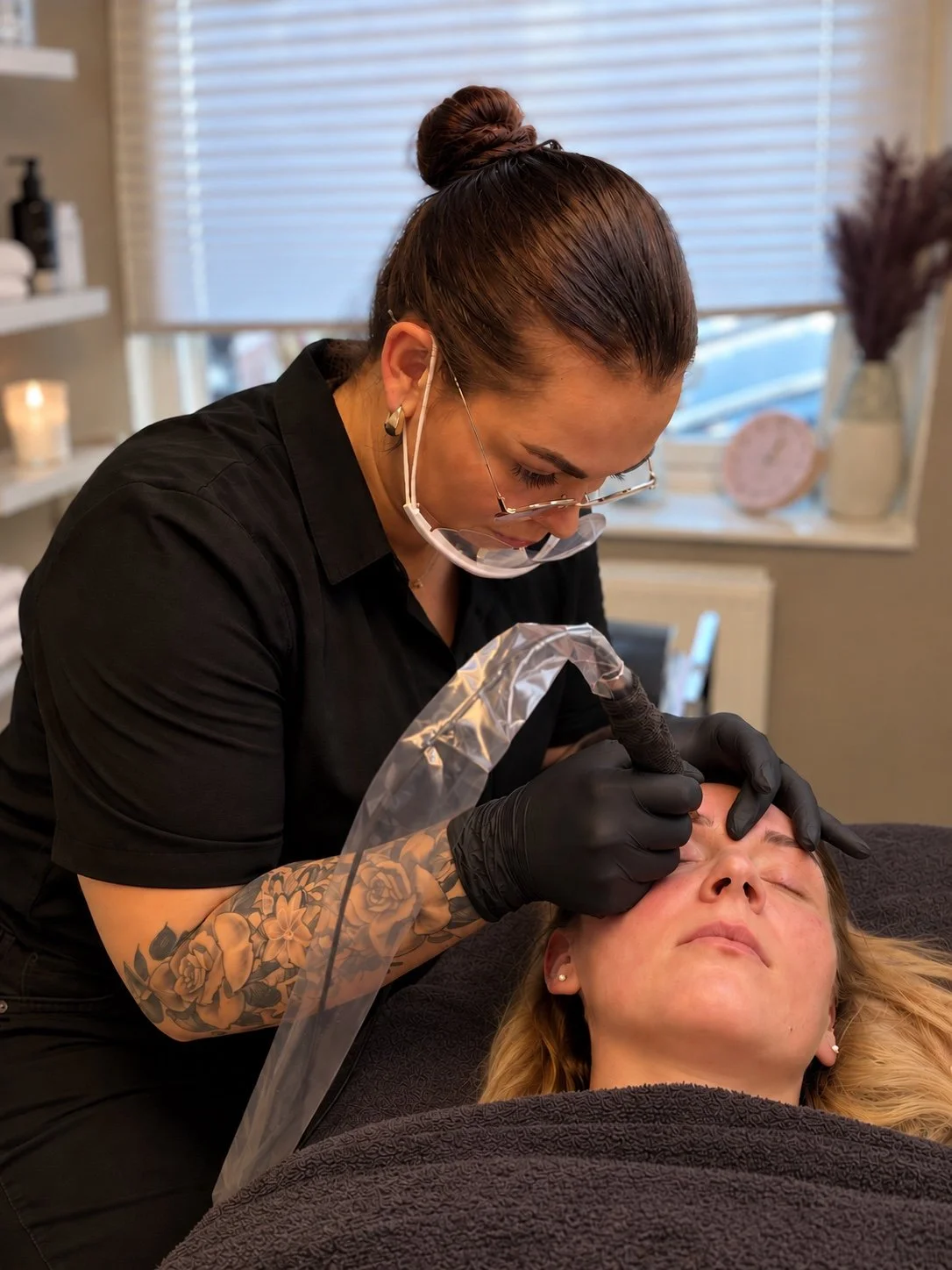 Ida Wetlesen utfører permanent makeup på bryn i Ski