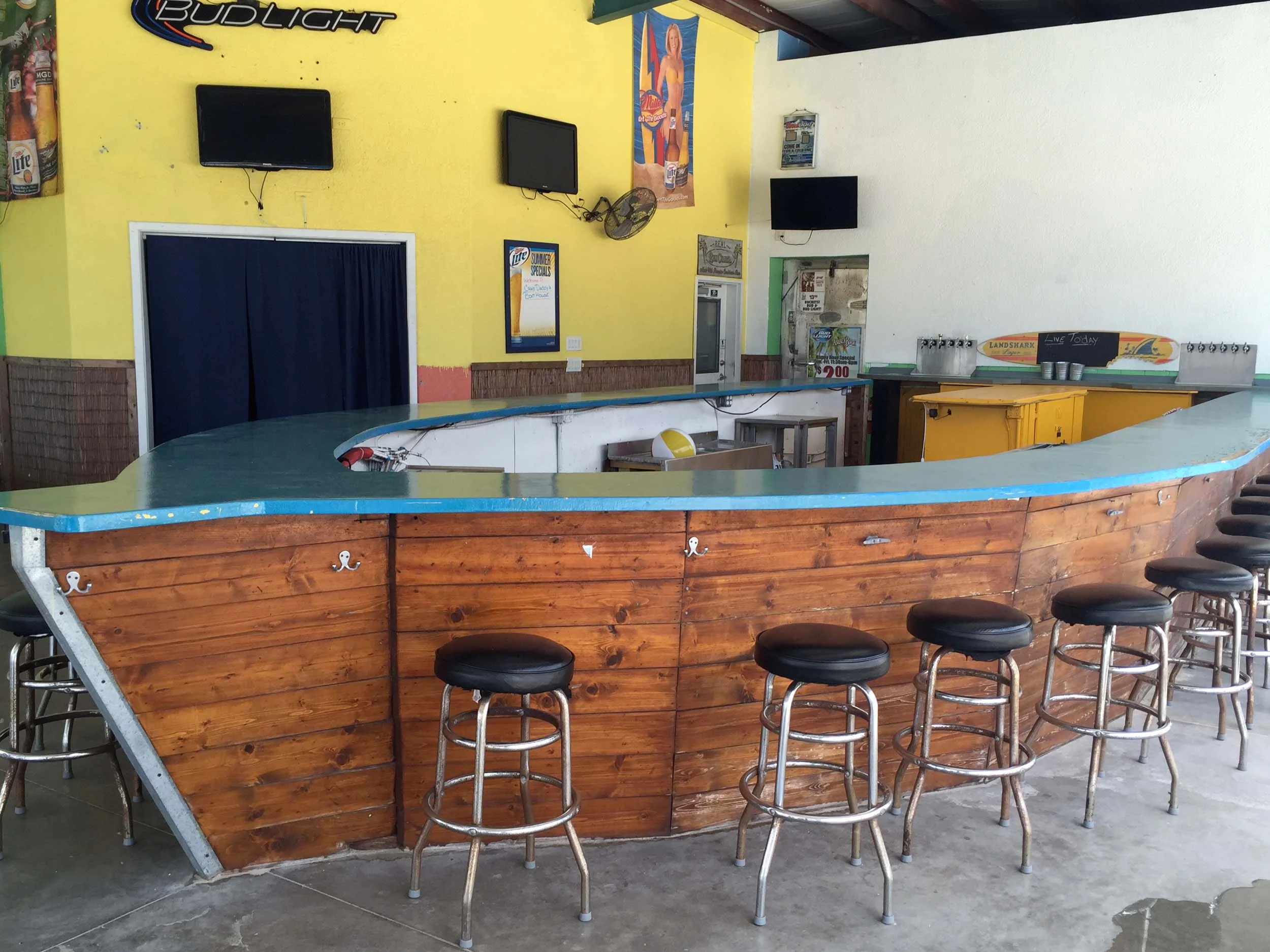 crab-daddys-outside-bar.jpg