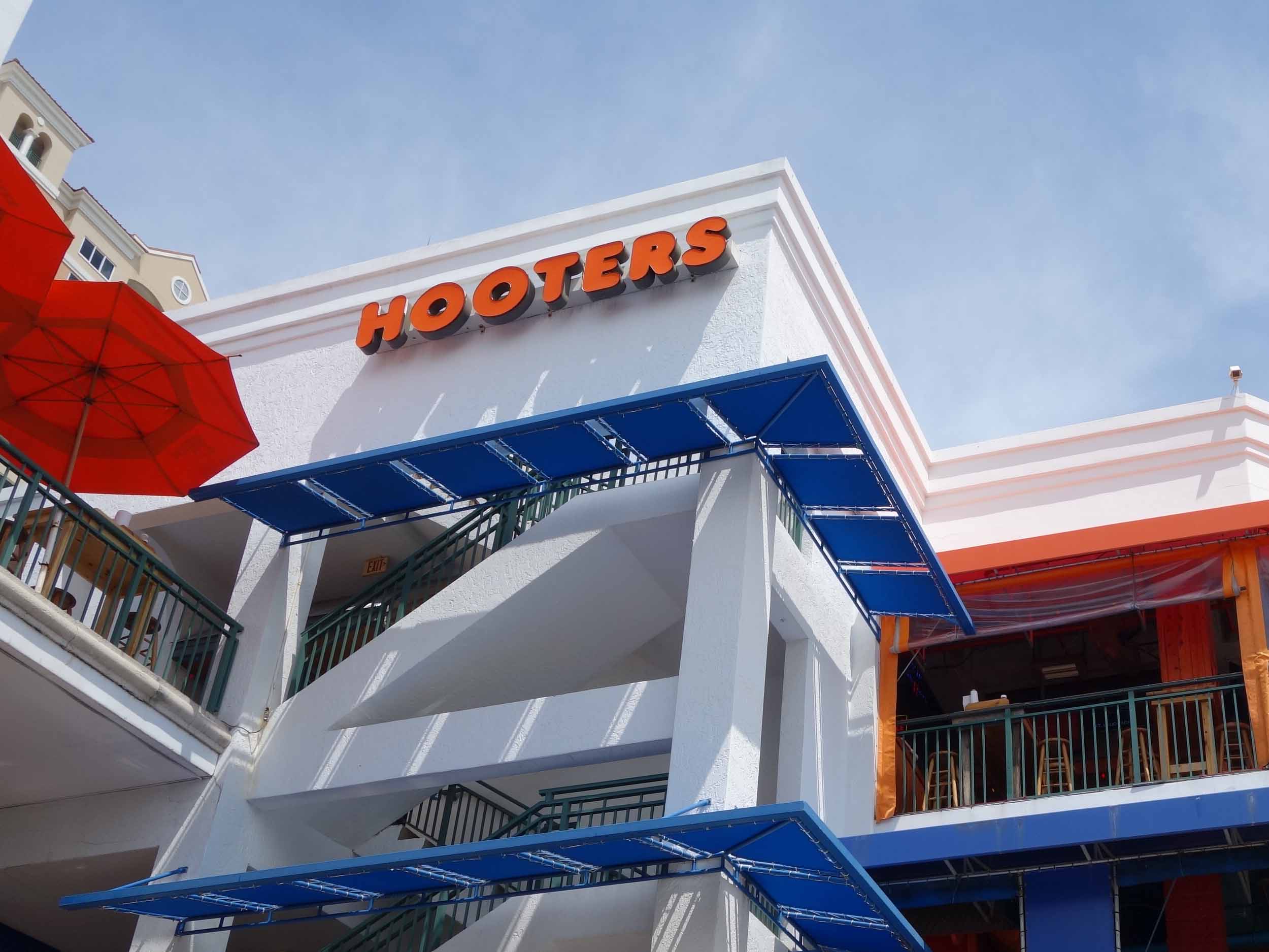 Hooters of Beachplace Exterior