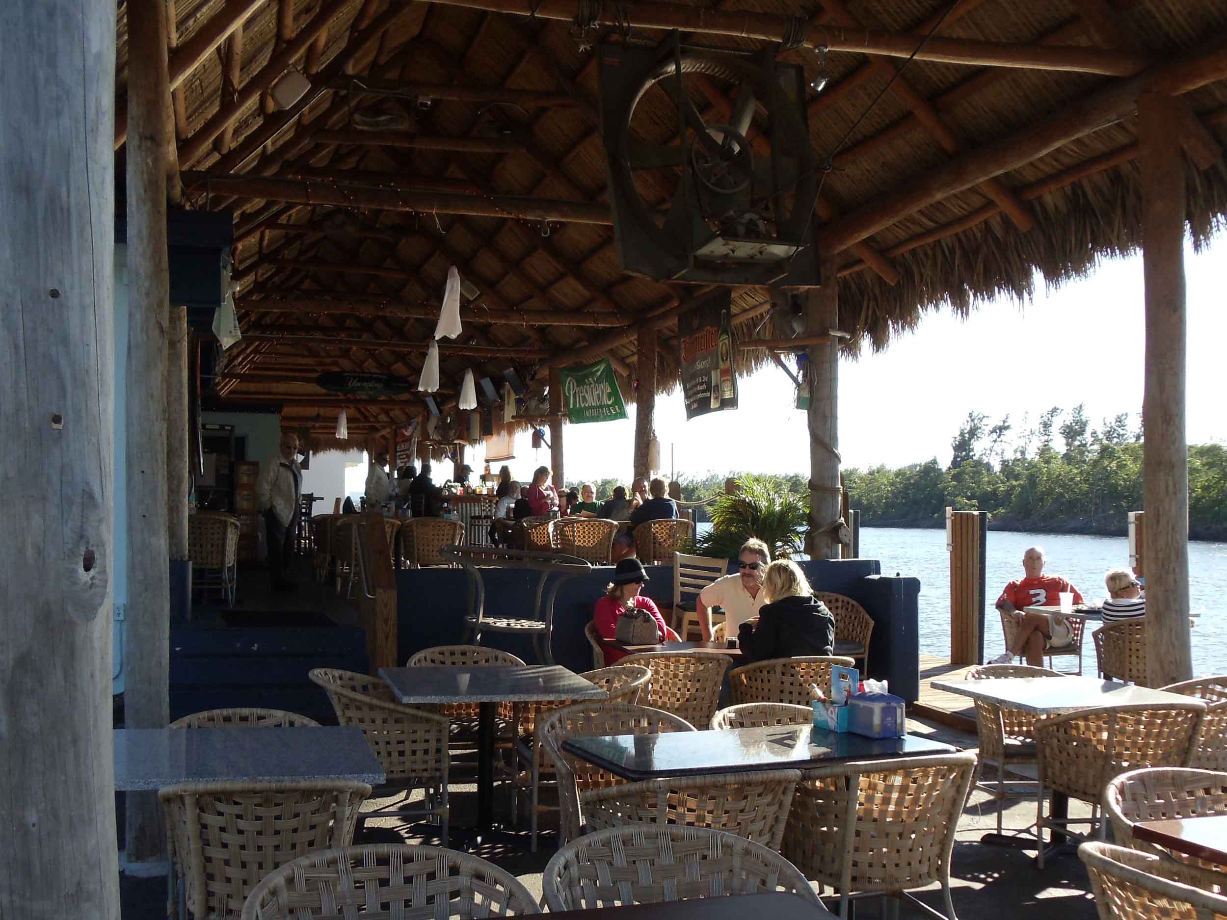 jimbos-sandbar-outside-tables.jpg