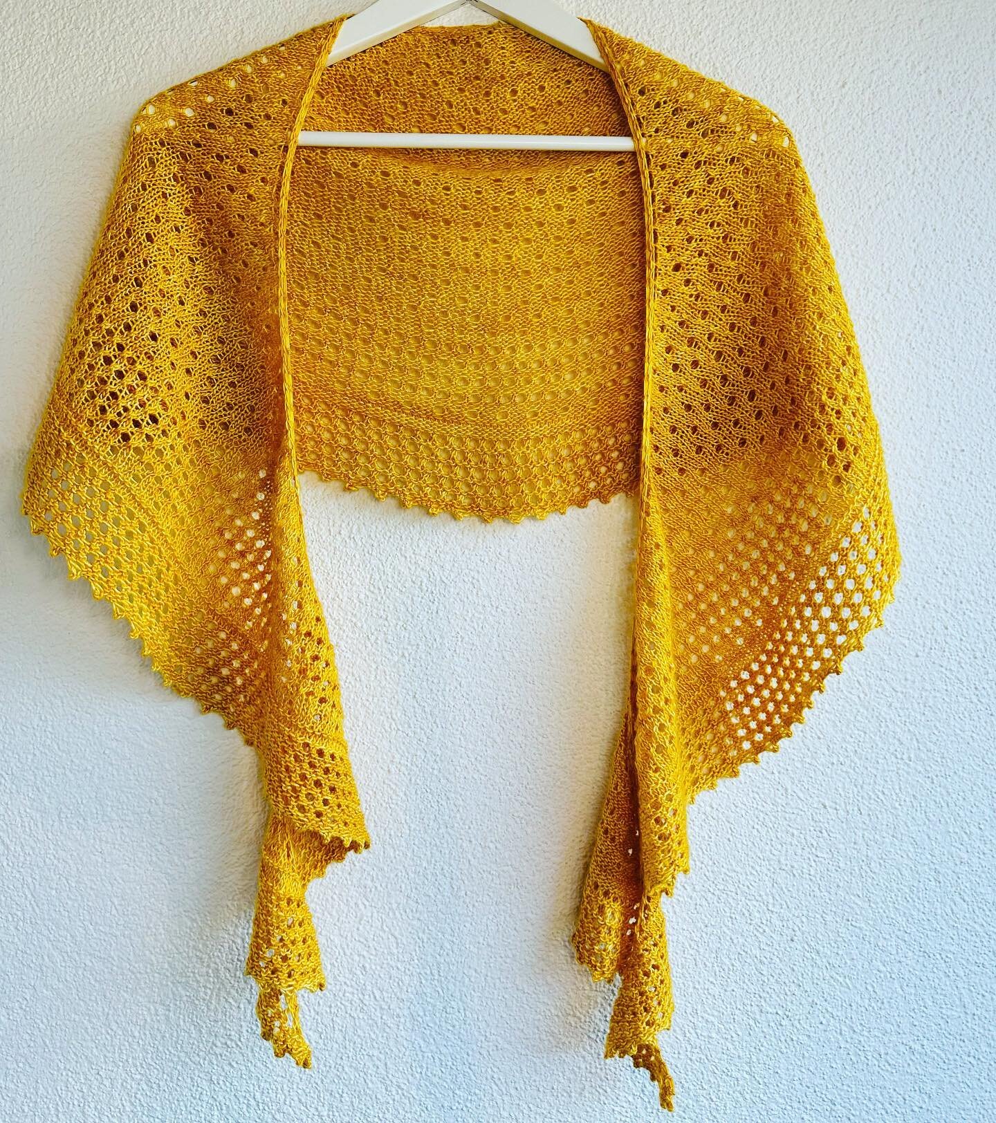 Pebble Beach Shawl knitted in Socklandia Silky in the color Sunflower. 

This shawl makes me happy; the color, the lightweight-toss-over-your-shoulder &amp; dressed up/down ease of it all. 

Design by: @curioushandmade

#gigglingeckoyarns #ggy #handd