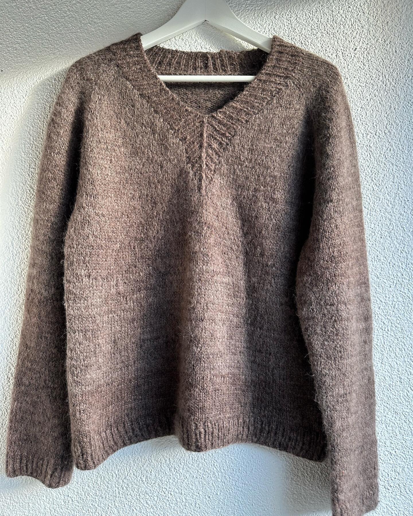 Capulus V Neck sweater. 

Knitted in Singles &amp; Paclandia held together in the color Dark Walnut.

This was another KAL with my dear friend Nath @being_nath. We haven&rsquo;t seen each other in a while so we thought we&rsquo;d connect through our 