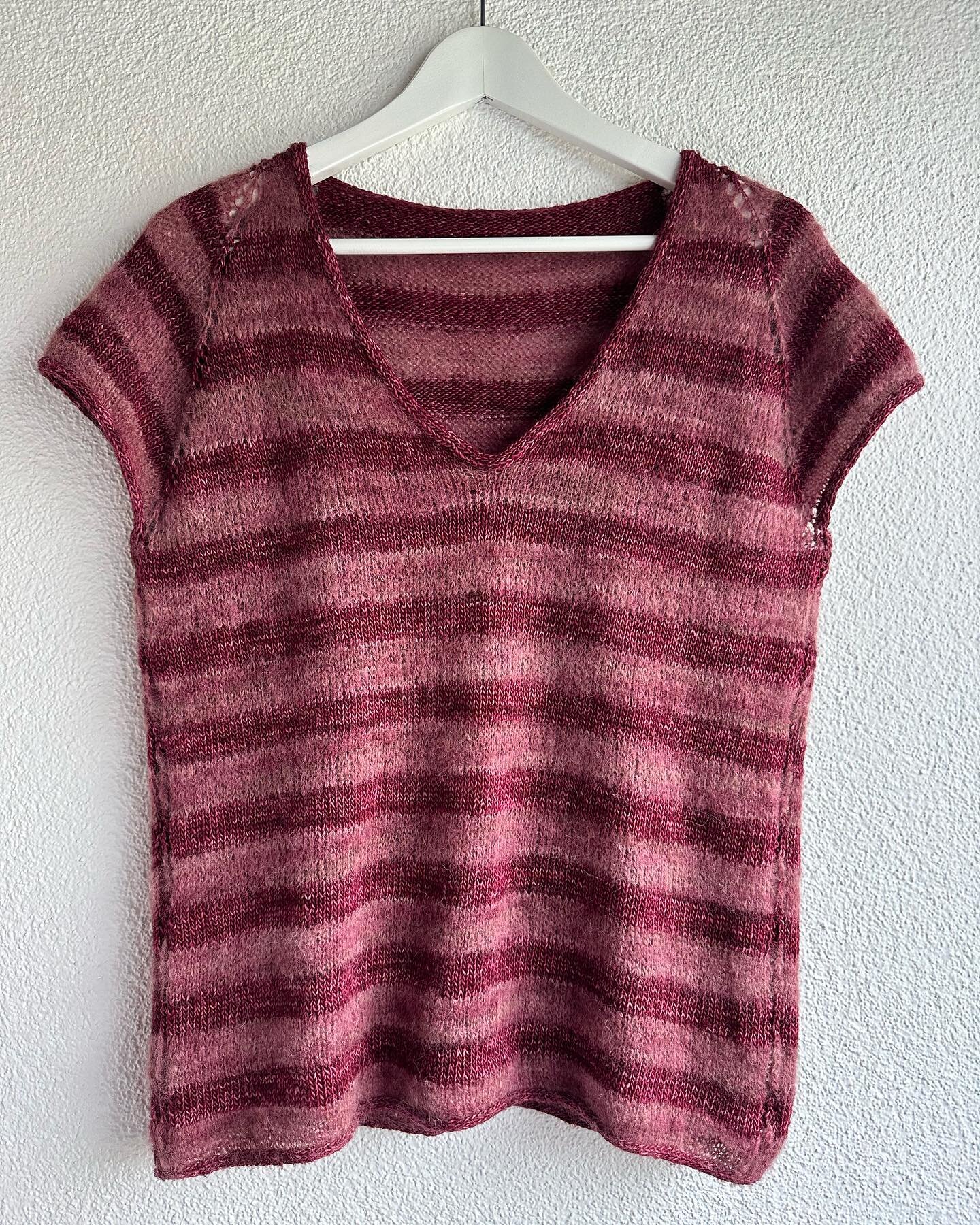 Rock It Tee.

This was knitted in the color Wine Me. Using Socklandia Silky and Paclandia to create the stripes. This is a light tee, so soft &amp; comfy. And the color is perfect for these Autumn days! 

#gigglinggeckoyarns #ggy #knittedtee #handdye