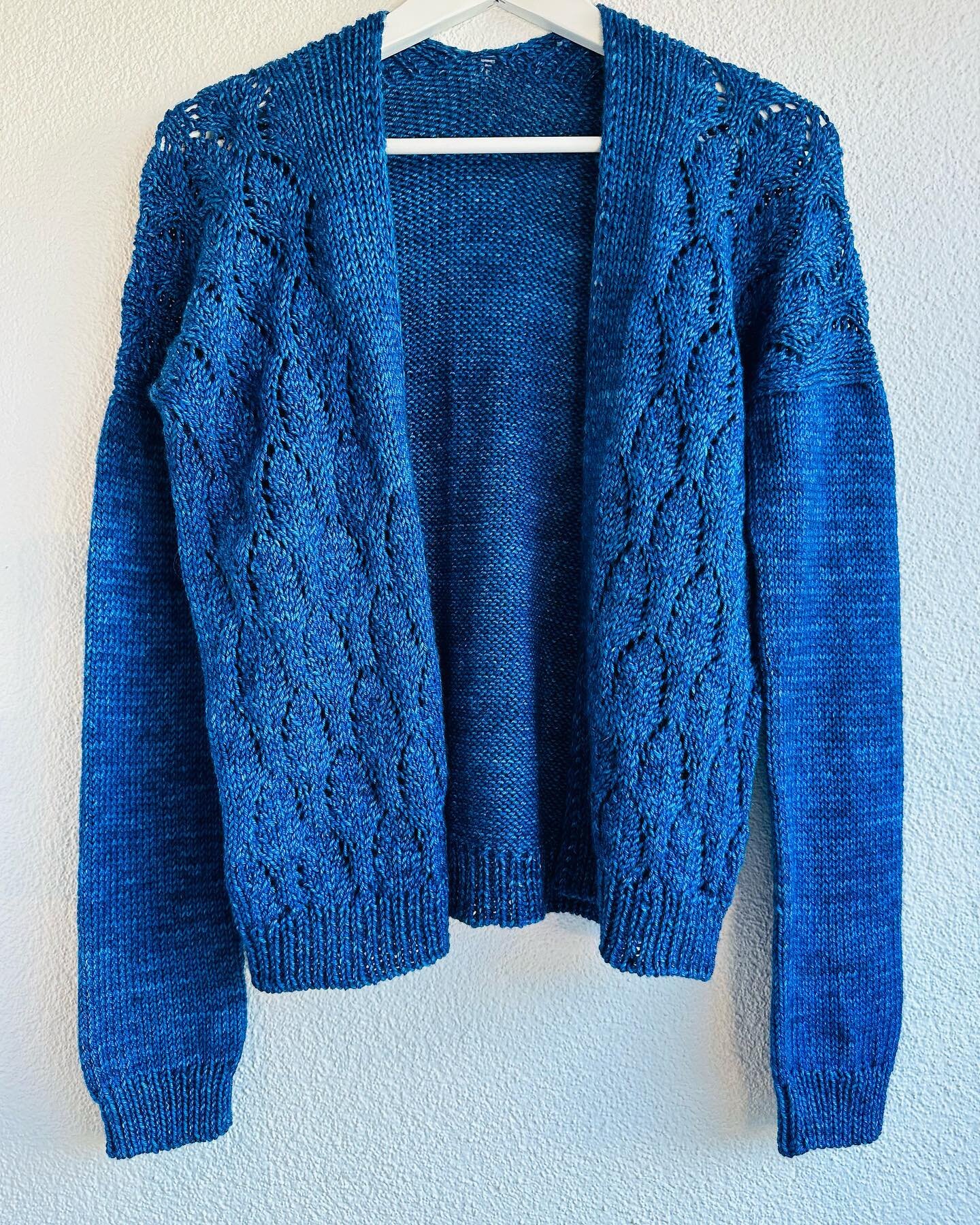 Elah cardigan by Isabell Kraemer.

Cardigan weather still here by Lake Z&uuml;rich (when the wind and rain aren&rsquo;t coming at you sideways!) so I am getting some wear out of it til it&rsquo;s fully sweater weather.

Knitted in Aranlandia Vintage,