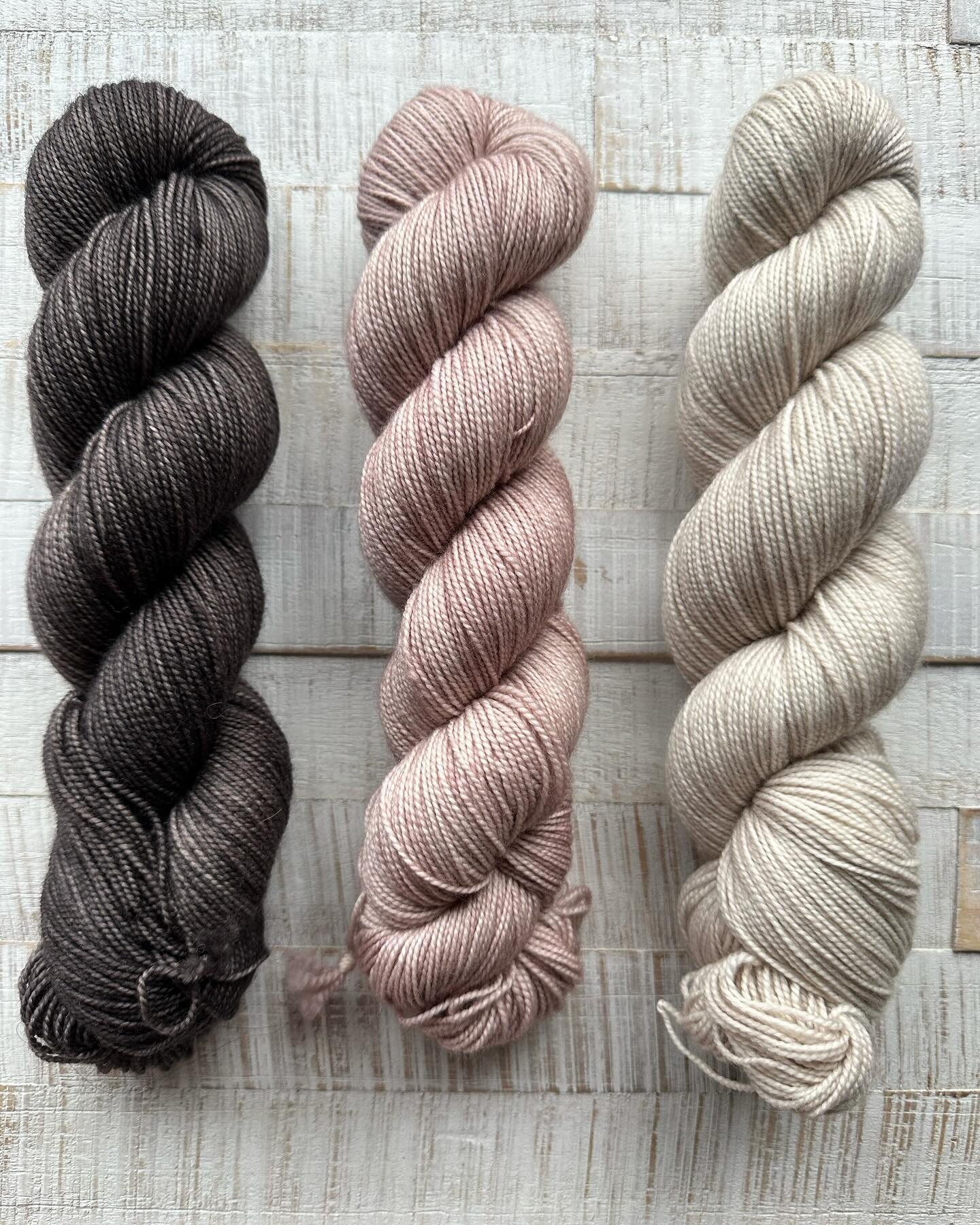 I have a new color, Promise Me - a subtle, antique pink&hellip;goes well with some greys, browns and creams. Which is your favorite combination?

#gigglinggeckoyarns #ggy #handdyedyarn #handdyer #indiedyer #sockyarn #dustypink #wool #yarn #knitters #