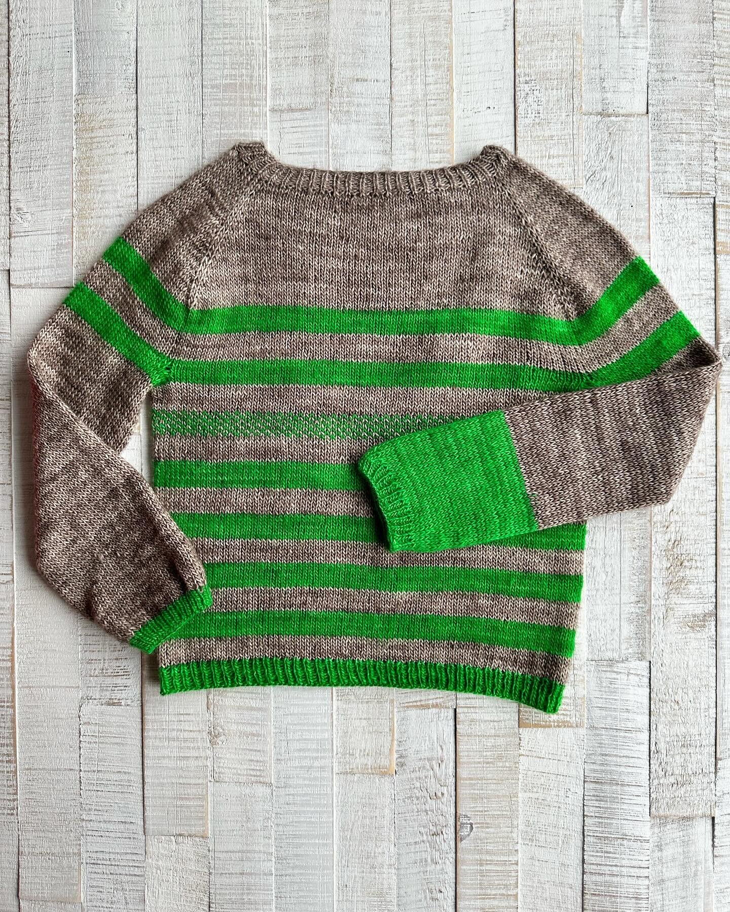Who loves a good mismatched sleeve? 🤭 I, of course, ran out of the brown&hellip;so I finished with green but when presented to Kai he asked &ldquo;what&rsquo;s wrong with his sleeve&rdquo; 🥴
This is another flax light sweater. I love knitting these