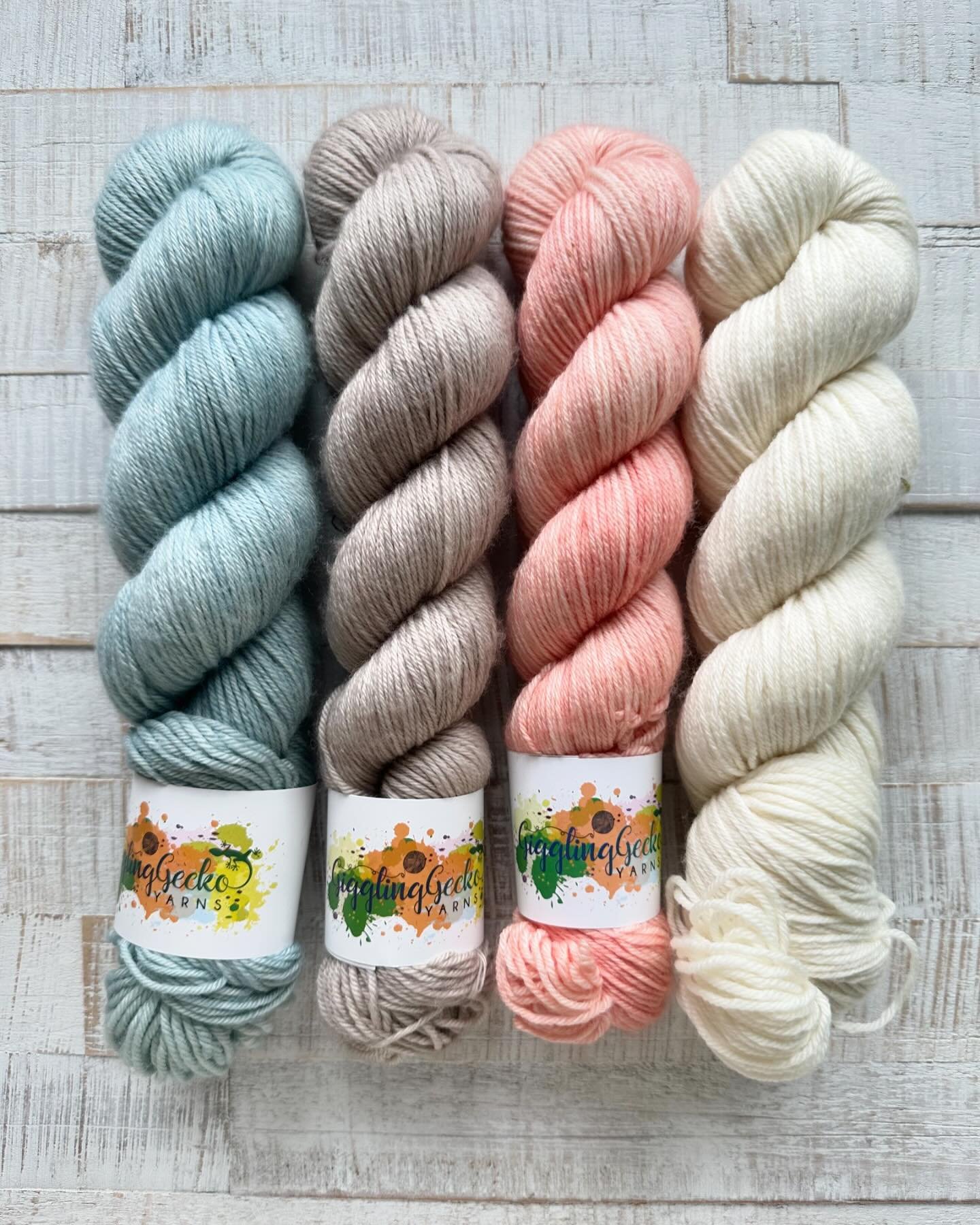 Spring is here&hellip;well, with a lot of wind today though. Playing in my atelier with some combos and came up with this one. What should I knit - (I am thinking of short sleeves)&hellip;. what would you knit with them? 

#gigglinggeckoyarns #handdy