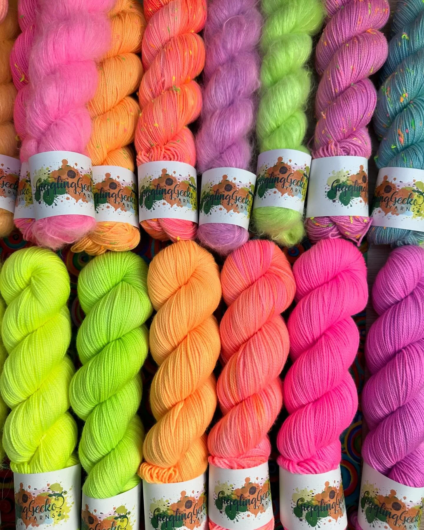Sock yarn anyone? Will be adding 5 NEW neon colors to the shop (soon-ish). 80% SW Merino + 20% Nylon with 365m/100g. Perfect for socks but also sweaters, cowls, shawls..whatever your knitting heart desires 💛💚🧡❤️🩷💜
#gigglinggeckoyarns #sockyarn #