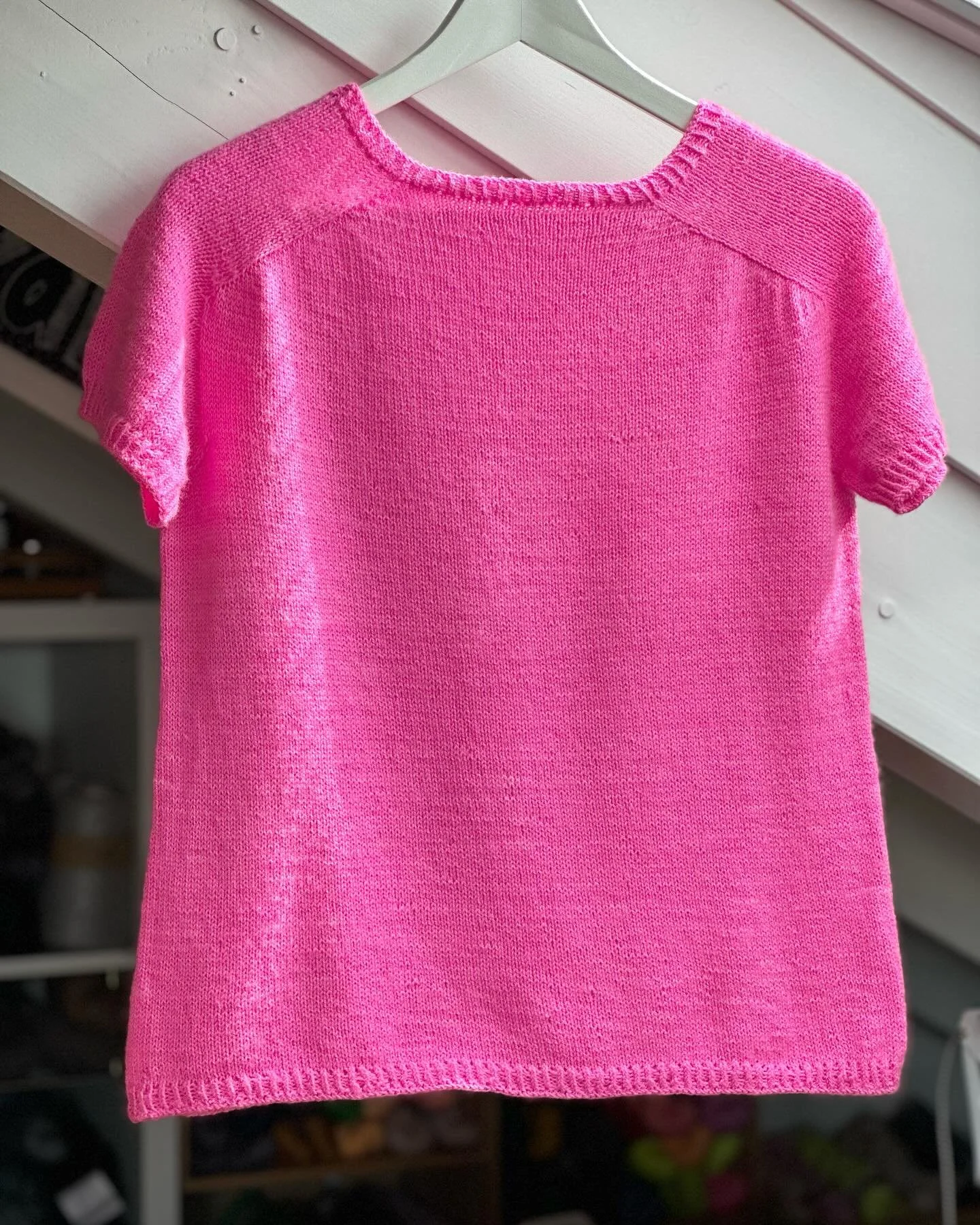 Everyone loves a good tee. 
Here&rsquo;s my Anna Tee in the color Pink Glo 💕 I love the fit and ease of wearing it!

#gigglinggeckoyarns #socklandiasoxs #knitting #sweaterknitting #handdyedyarn #handdyedinswitzerland #stricken #tricot #lana #wool #n