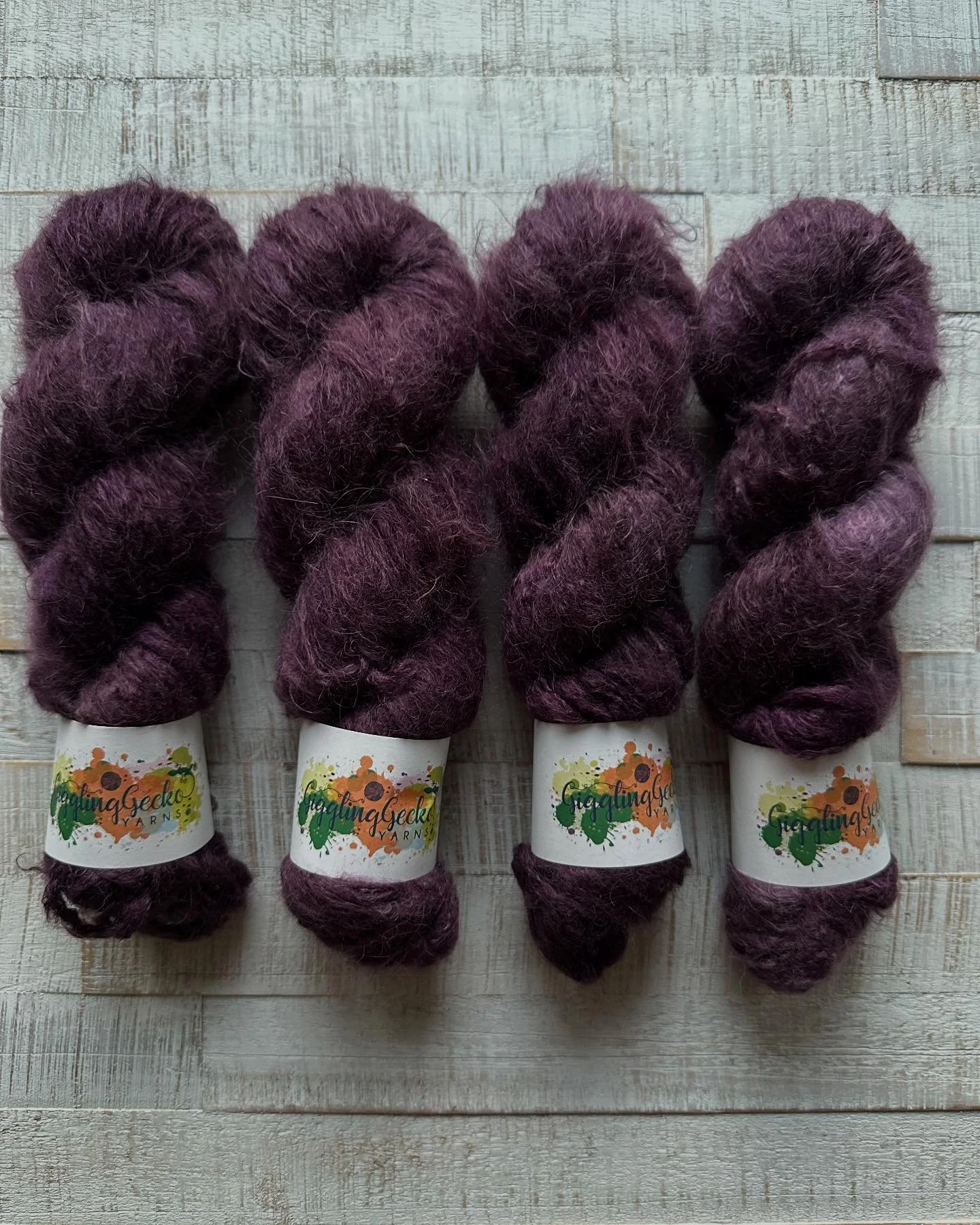 New base: Sulky DK in the color &ldquo;Eggplant&rdquo;.
This is 90% Baby Suri Alpaca + 10% Silk. It&rsquo;s 100g and 225m. Soft, smooth, fluffy and should knit up real quick 😉

#gigglinggeckoyarns #sulkydk #babysurialpacaandsilk #fluffyyarn #dkyarn 