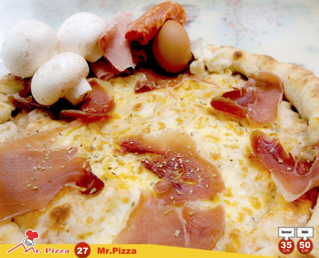 #27 - Mr.Pizza tomate . mozzarella . fiambre . chouriço . cogumelos frescos . gorgonzola . ovo . presunto . oregãos