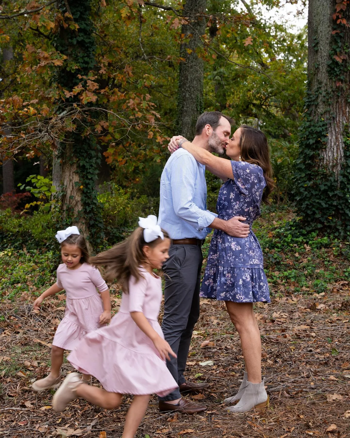 The Miles Family🤍 

November Mini Sessions are finally here! I will be highlighting some of these families photos over the next couple of weeks! November mini sessions are one of my favorite parts of being a photographer! Seeing my clients &amp; doc