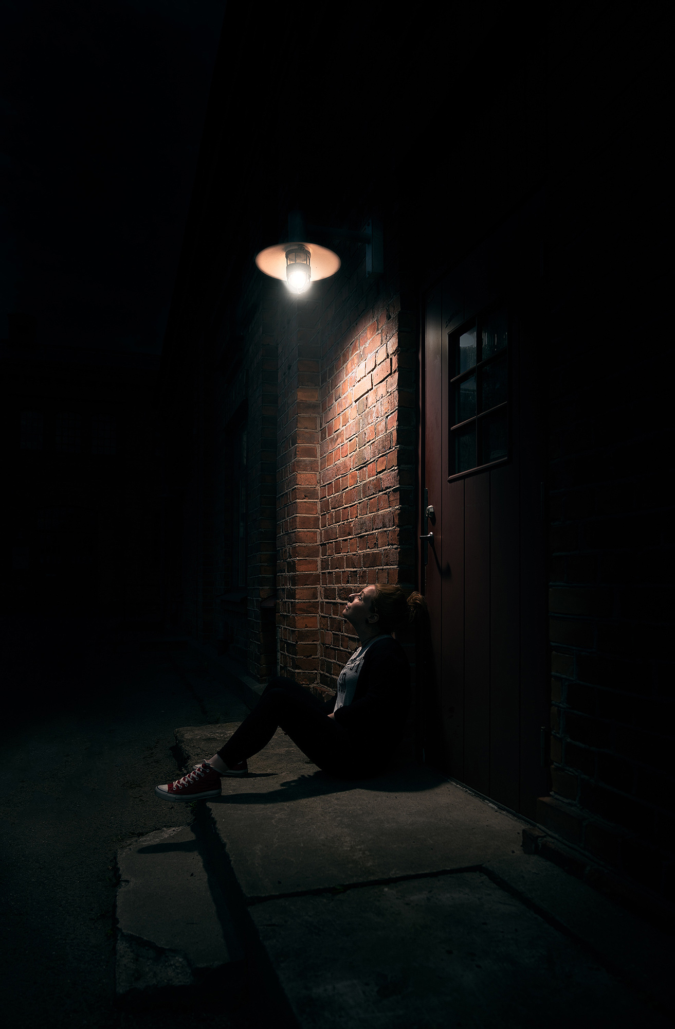 Vi hade tänkt att fotografera vid skylten men det var avspärrad. Men jag fick en ide som jag haft ett tag att skapa en lite mer dramatisk bild där någon sitter under en gatlampa eller liknande. Det var dock inte mörkt alls men genom att använda blixtljus och ta några olika exponeringar lyckades jag skapa denna bild. Jag blev faktiskt nöjd och om ni vill veta mer hur jag gjorde detta så skriv gärna en kommentar.