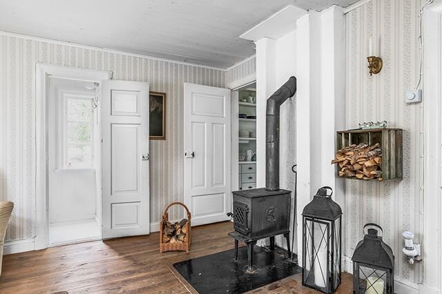 Letar du kanske efter det lilla torpet p&aring; landet?
Detta var s&aring; mysigt, v&auml;lsk&ouml;tt och fint bevarat. 🌲🏠👌🏻 M&auml;klas av b&auml;sta: @josefineseaton @lansfastnorrkoping