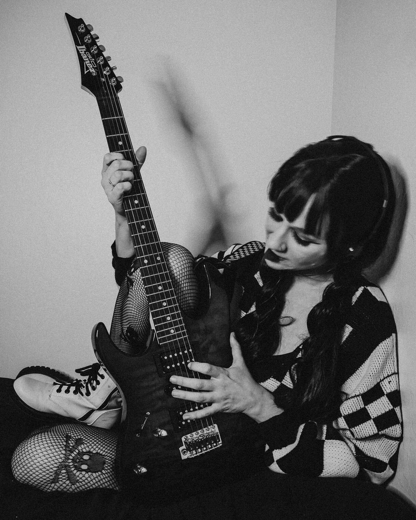 Two lies and a truth
&bull;I can play guitar 
&bull;I&rsquo;m right handed 
&bull; I have black hair 

Sweater and skull leggings from @theladyriot