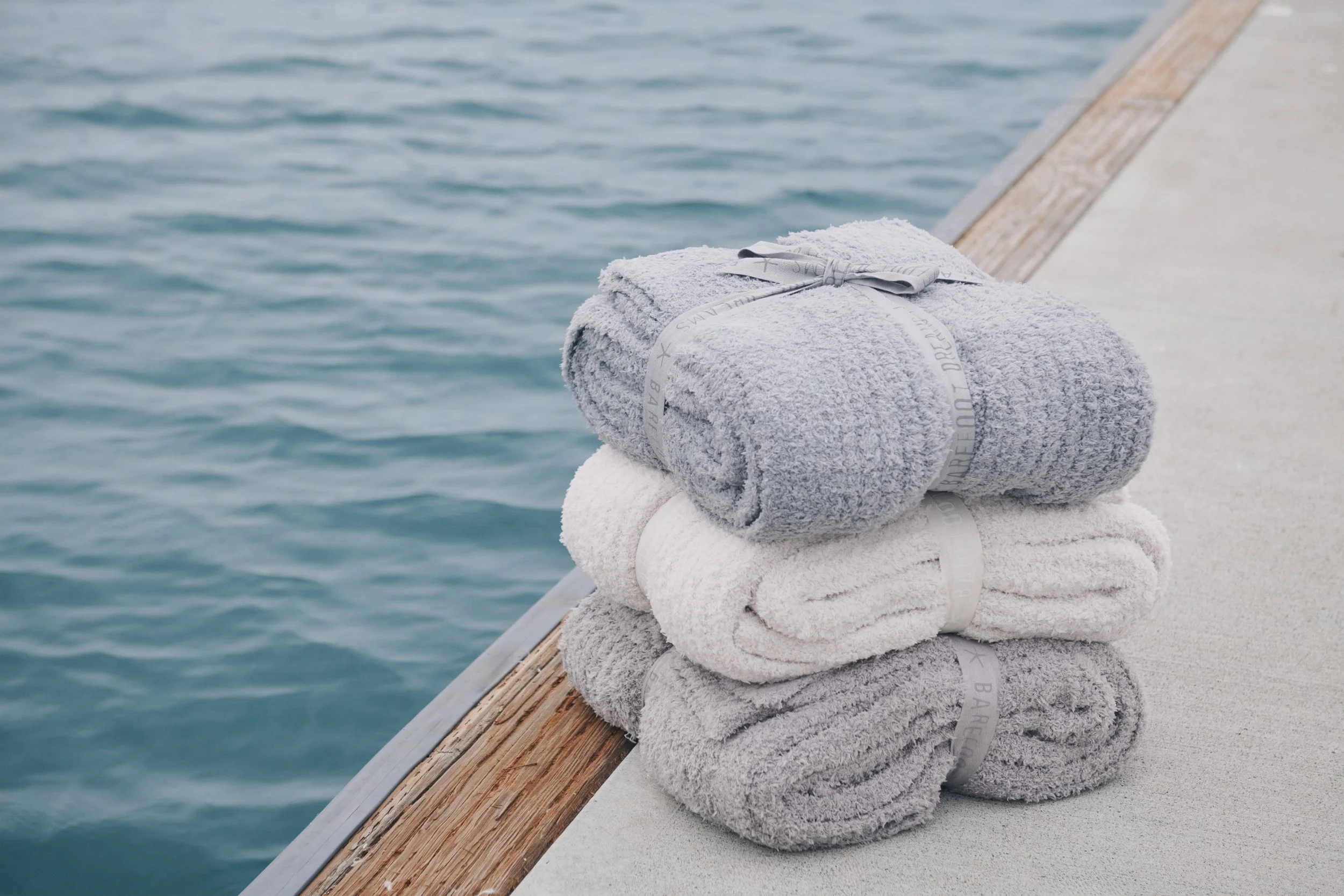 01_Marina_StillLife_CozyChic_Ribbed_Throw_1792.jpg