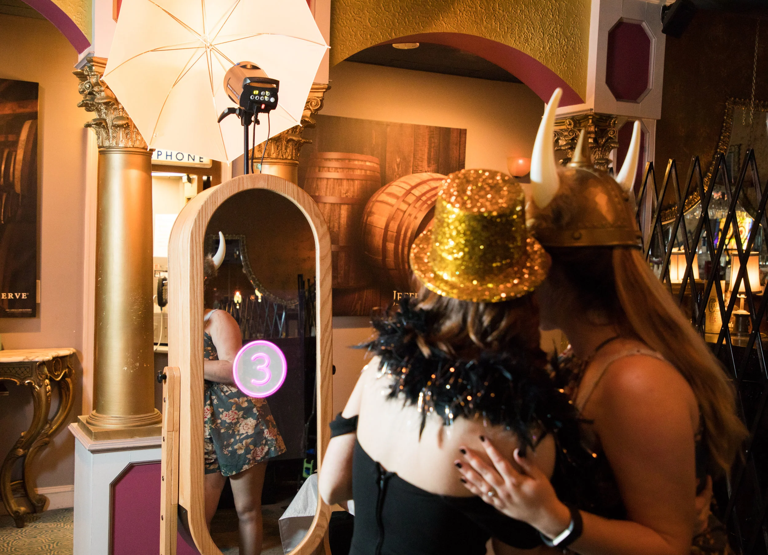 Book the retro mirror by filling out the contact form on this website today! Your guests will thank you for it!
