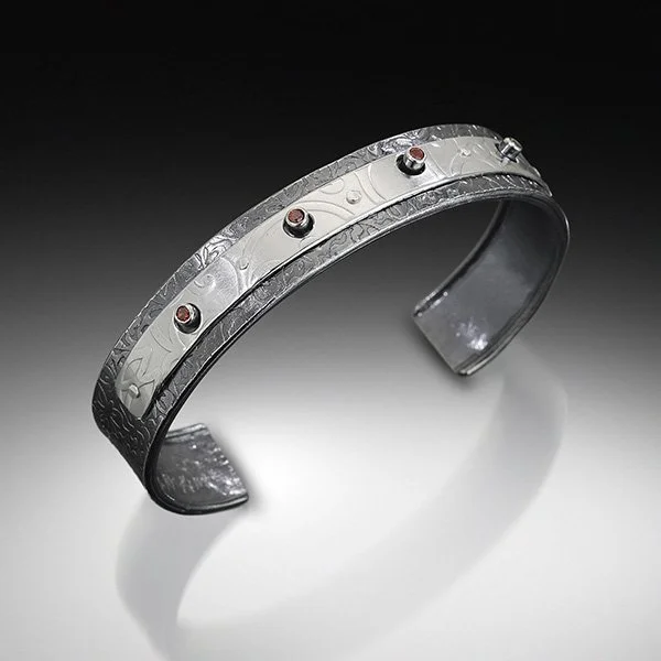 Cuff_Garnet_B_600x600px_300dpi.jpg