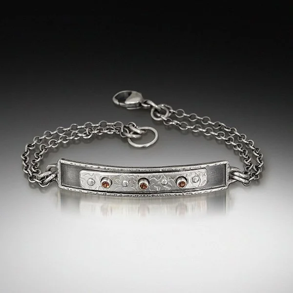 Garnet_Cuff_B_600x600px_300dpi.jpg