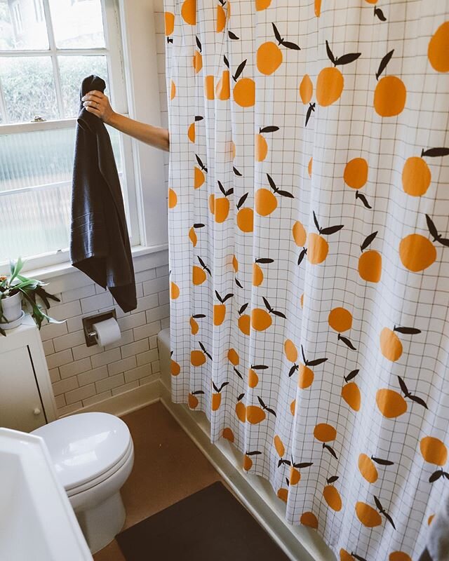 Our bathroom got a summer makeover! 🍊#ad In love with this new @brooklinen shower curtain! They also make towels + bath mats &amp; they're all insanely soft. We'd had our old shower curtain for over 5 years &amp; it was time for an upgrade. Use code