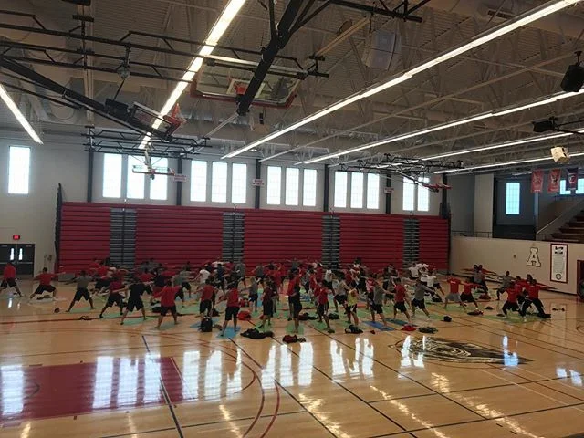 @libbyjaneedson teaching YoMIND class this morning with @sou_football team!  #focused #yomind #inspired #warriors #souraidernation #souraiderfootball #getyostretchon #kindnessisasuperpower #resttorise #teamworkmakesthedreamwork #yogaisasuperfood