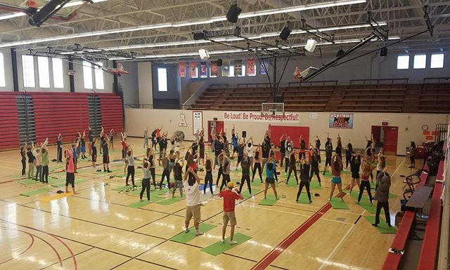 YoMIND at AHS- year 5, Day 1.  @yomindmatters @libbyjaneedson @ashland_grizzlies @ashlandhighschool #kindnessisasuperpower #bekindtoyomind #yomindmatters #yomind #kindnessisasuperpower #yogaisasuperfood #practice#yogaeverydamnday #changetheworld #min